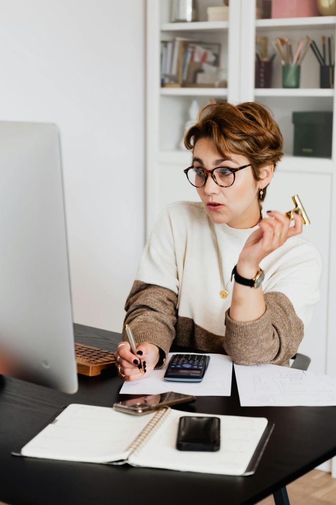 artisane concentrée qui gère sans probleme son administratif avec des outils adaptés
