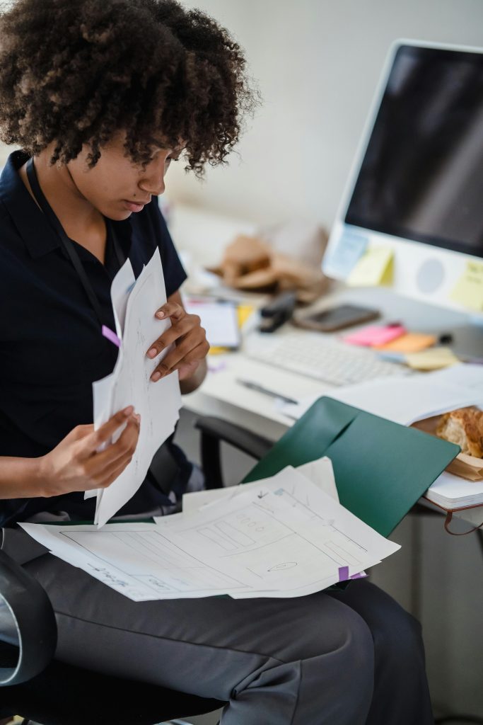 artisane cherche document papier mal rangé pas organisé