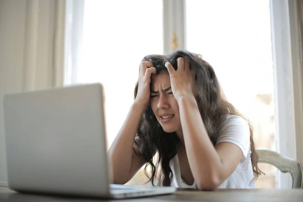 Artisane qui s'arrache les cheveux parce qu'elle necomprend pas où est le problème