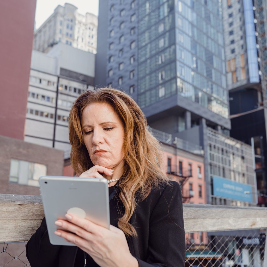 Femme artisane s'interrogeant sur le bien fondé des conditions d'utilisation d'une application et les cookies qu'elle utilise